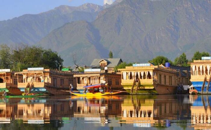 15 Famous Houseboat Stay in Kashmir