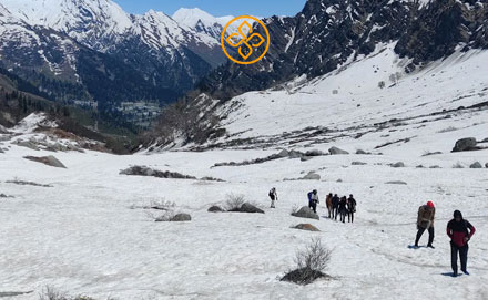 Trekkers on the Kheerganga trail above Kasol