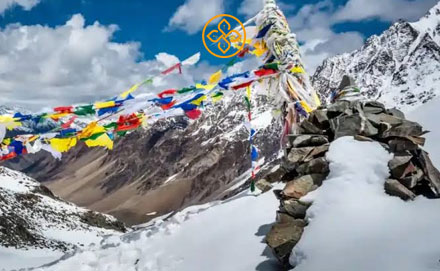 Hikers crossing the Minkiani Pass near Dharamshala